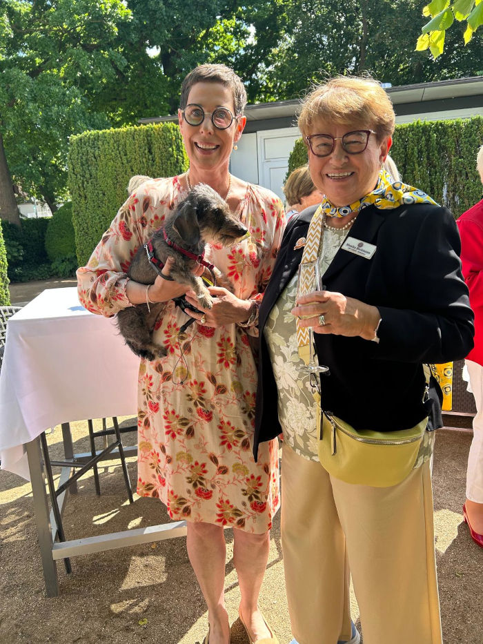 Präsidentin Dr. Minettchen Herchenröder (links) und Sekretärin Monika Beckmann Jubilaeum IWC Hamburg