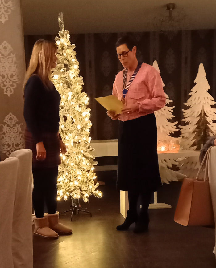 Die Präsidentin, Dr. Minettchen Herchenröder, macht Dr. Ninawa Hermez mit den Statuten von Inner Wheel vetraut Nina 01