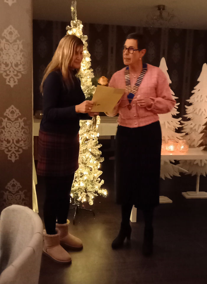 Unsere neue Freundin erhält die Inner Wheel Urkunde Nina 02